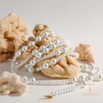 نمای نزدیک گردنبند آبکاری طلای ۲۴ عیار نگین‌دار برند J&D