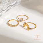 نمای نزدیک انگشتر آبکاری طلای ۱۸ عیار PVD نگین اتمی برند J&D کد JDR0211019