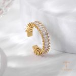 نمای نزدیک انگشتر آبکاری طلای ۱۸ عیار نگین‌دار برند J&D کد JDR201628