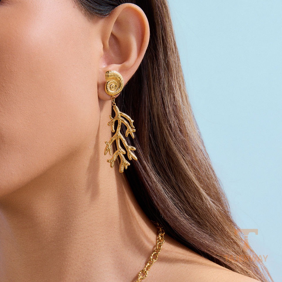 نمای نزدیک گوشواره آبکاری طلای ۱۸ عیار نگیندار برند J&D کد JDE0112008