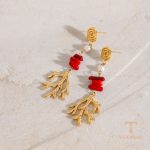 نمای نزدیک گوشواره آویز بلند آبکاری طلای ۱۸ عیار مروارید مصنوعی برند J&D کد JDE0112010