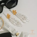 نمای نزدیک گوشواره ریسه‌ای آبکاری طلای ۱۸ عیار نگین‌دار برند J&D کد JDE0211004