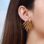 نمای نزدیک گوشواره آبکاری طلای ۱۸ عیار برند J&D کد JDE0212036