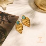 نمای نزدیک گوشواره آبکاری طلای ۱۸ عیار نگین‌دار برند J&D کد JDE0302009