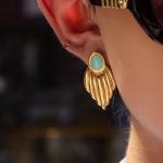 تصویر محصول گوشواره طرح برگ آبکاری طلای ۱۸ عیار نگین‌دار برند J&D کد JDE0302009