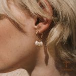 تصویر محصول گوشواره هاگی آبکاری طلای ۱۸ عیار مروارید مصنوعی برند J&D کد JDE2407011
