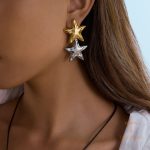 گوشواره استیل ضدزنگ آبکاری دو رنگ نگین‌دار برند J&D کد JDE0102008