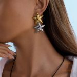نمای نزدیک گوشواره آبکاری دو رنگ نگین‌دار برند J&D کد JDE0102008