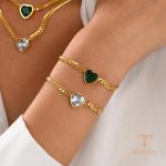 نمای نزدیک دستبند آبکاری طلای ۱۸ عیار نگین اتمی برند مایا استون