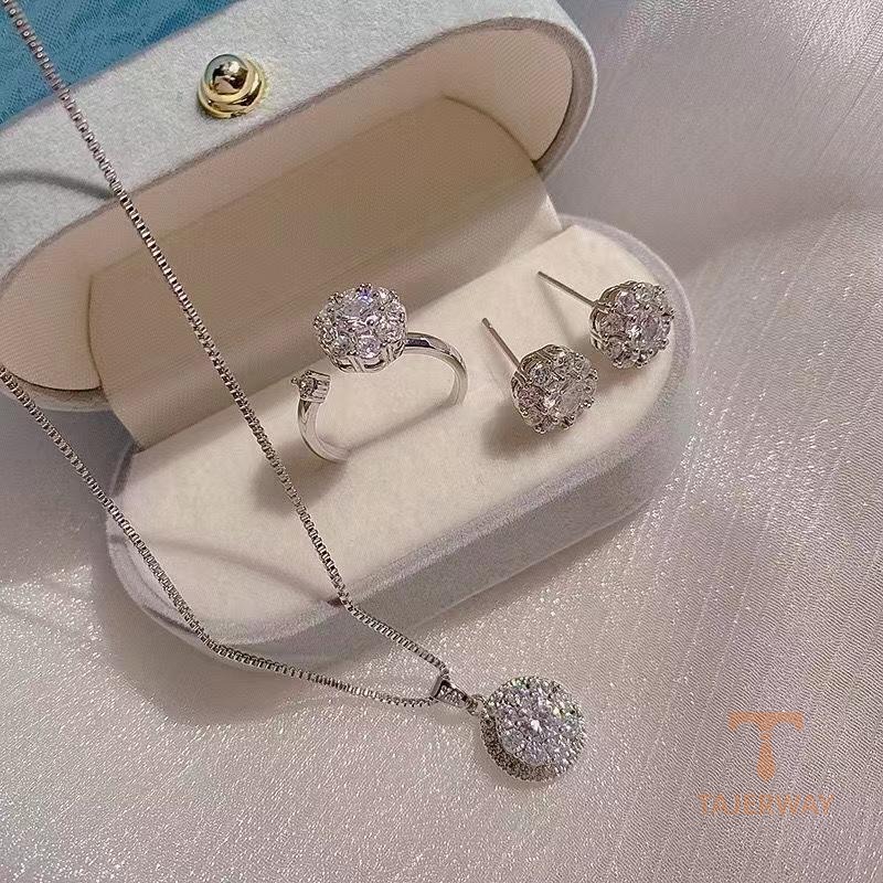 گوشواره مس ضد حساسیت آبکاری طلای سفید (رادیوم) نگین اتمی برند مایا استون کد MAYA-1601024272406