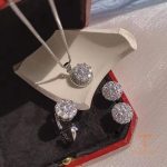 نمای نزدیک گوشواره آبکاری طلای سفید (رادیوم) نگین اتمی برند مایا استون کد MAYA-1601024272406