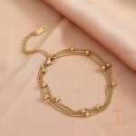 دستبند سه لایه زنجیری و مهره‌ای با مروارید مصنوعی از استیل ضدزنگ و آبکاری طلای ۱۸ عیار برند مایا استون - تصویر 7