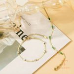 نمای نزدیک دستبند آبکاری طلای ۱۸ عیار نگین اتمی برند مایا استون کد B208