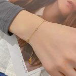 نمای نزدیک دستبند آبکاری طلای ۱۸ عیار نگین اتمی برند مایا استون کد B79