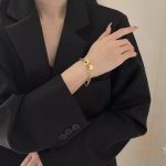 نمای نزدیک دستبند آبکاری طلای ۱۸ عیار نگین‌دار برند مایا استون کد MAYA-1600542450464