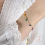 نمای نزدیک دستبند آبکاری طلای ۱۸ عیار نگین اتمی برند مایا استون کد MAYA-1601226513812