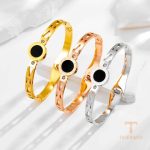 نمای نزدیک النگو آبکاری طلای ۱۸ عیار نگین‌دار برند مایا استون کد MAYA-1600926599430