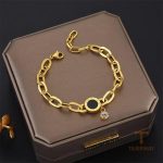 نمای نزدیک دستبند آبکاری طلای ۱۸ عیار نگین‌دار برند مایا استون کد MAYA-1600732131929