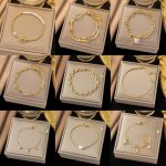 نمای نزدیک دستبند زنجیری و مهره‌ای آبکاری طلای ۱۸ عیار مروارید مصنوعی برند مایا استون کد T10