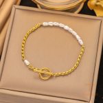 دستبند زنجیری و مهره‌ای طرح قلب با مروارید مصنوعی از استیل ضدزنگ و آبکاری طلای ۱۸ عیار و رادیوم برند مایا استون - تصویر 7