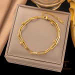 دستبند زنجیری و مهره‌ای طرح قلب با مروارید مصنوعی از استیل ضدزنگ و آبکاری طلای ۱۸ عیار و رادیوم برند مایا استون - تصویر 8