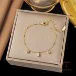 دستبند زنجیری و مهره‌ای طرح قلب با مروارید مصنوعی از استیل ضدزنگ و آبکاری طلای ۱۸ عیار و رادیوم برند مایا استون - تصویر 10