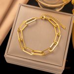 دستبند زنجیری و مهره‌ای طرح قلب با مروارید مصنوعی از استیل ضدزنگ و آبکاری طلای ۱۸ عیار و رادیوم برند مایا استون - تصویر 11