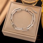 دستبند زنجیری و مهره‌ای طرح قلب با مروارید مصنوعی از استیل ضدزنگ و آبکاری طلای ۱۸ عیار و رادیوم برند مایا استون - تصویر 12