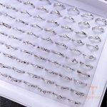 انگشتر فلز آلیاژی (Alloy) آبکاری طلای سفید (رادیوم) نگین اتمی برند مایا استون کد JZ004