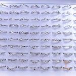 نمای نزدیک انگشتر آبکاری طلای سفید (رادیوم) نگین اتمی برند مایا استون کد JZ004