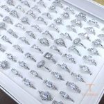 انگشتر فلز آلیاژی (Alloy) آبکاری طلای سفید (رادیوم) نگین اتمی برند مایا استون کد JZ030