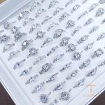 نمای نزدیک انگشتر آبکاری طلای سفید (رادیوم) نگین اتمی برند مایا استون کد JZ030