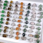 نمای نزدیک انگشتر آبکاری طلای سفید (رادیوم) نگین‌دار برند مایا استون کد MYCRT21463