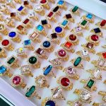 نمای نزدیک انگشتر آبکاری طلای سفید (رادیوم) نگین اتمی و سنگ درخشان برند مایا استون کد MYCRT78