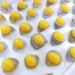 نمای نزدیک انگشتر آبکاری طلای سفید (رادیوم) نگین‌دار برند مایا استون کد MYCRT7853