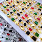 انگشتر فلز آلیاژی (Alloy) آبکاری طلای ۱۸ عیار نگین اتمی برند مایا استون کد MYCRT7853