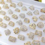 انگشتر فلز آلیاژی (Alloy) آبکاری طلای ۱۸ عیار نگین اتمی برند مایا استون کد MYCRT7853
