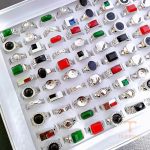 نمای نزدیک انگشتر آبکاری طلای ۱۸ عیار نگین اتمی برند مایا استون کد MYCRT7853