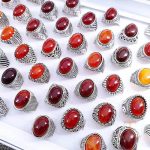نمای نزدیک انگشتر آبکاری طلای سفید (رادیوم) نگین‌دار برند مایا استون کد MYCRT7853