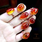 نمای نزدیک انگشتر آبکاری طلای سفید (رادیوم) نگین‌دار برند مایا استون کد MYCRT7853