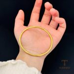 نمای نزدیک دستبند آبکاری طلای ۱۸ عیار بدون نگین برند مایا استون کد MAYA-1601057886093