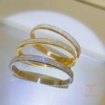 نمای نزدیک دستبند آبکاری طلای ۱۸ عیار نگین اتمی برند مایا استون کد MAYA-1601046444287