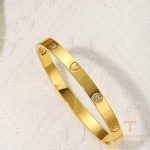 نمای نزدیک النگو آبکاری طلای ۱۸ عیار نگین اتمی برند مایا استون کد MAYA-1601294789562