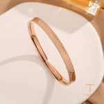 زاویه دیگر دستبند استیل ضدزنگ آبکاری طلای ۱۸ عیار برند مایا استون کد MAYA-1601044653247