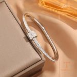 نمای نزدیک دستبند آبکاری طلای ۱۸ عیار نگین اتمی برند مایا استون کد MAYA-1601046437284
