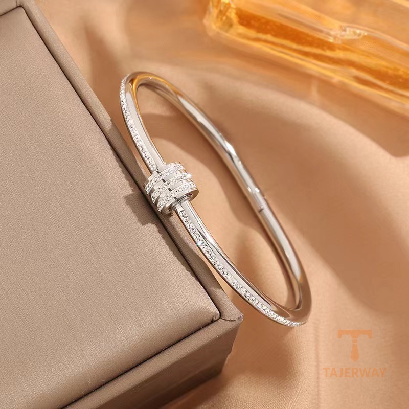 نمای نزدیک دستبند آبکاری طلای ۱۸ عیار نگین اتمی برند مایا استون کد MAYA-1601046437284
