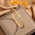 نمای نزدیک دستبند آبکاری طلای ۱۸ عیار بدون نگین برند مایا استون کد MAYA-1601028179165