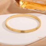 دستبند طرح دایره‌ای از استیل ضدزنگ با آبکاری طلای ۱۸ عیار برند مایا استون - تصویر 7