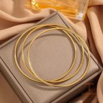 نمای نزدیک النگو آبکاری طلای ۱۸ عیار بدون نگین برند مایا استون کد MAYA-1601028063696