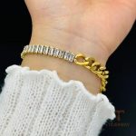 نمای نزدیک دستبند زنجیری آبکاری طلای ۱۸ عیار نگین اتمی برند مایا استون کد MAYA-1601159966220